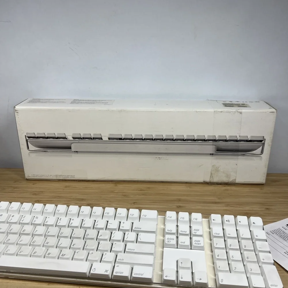 Apple A1016 Wireless Bluetooth Keyboard White w/ Original Box Manual EMC 1937
